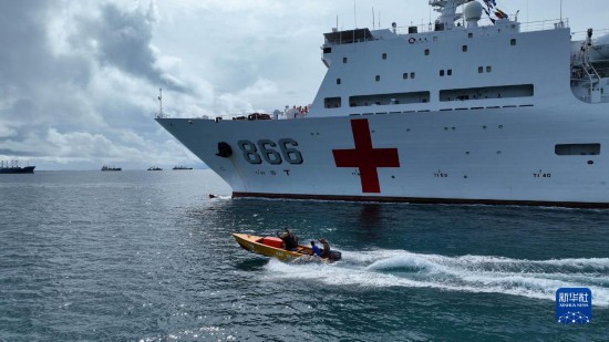 7月22日，中國海軍“和平方舟”號醫(yī)院船駛離塔拉瓦港途中，基里巴斯當?shù)孛癖婑{船揮手告別。新華社發(fā)（桂江波 攝）