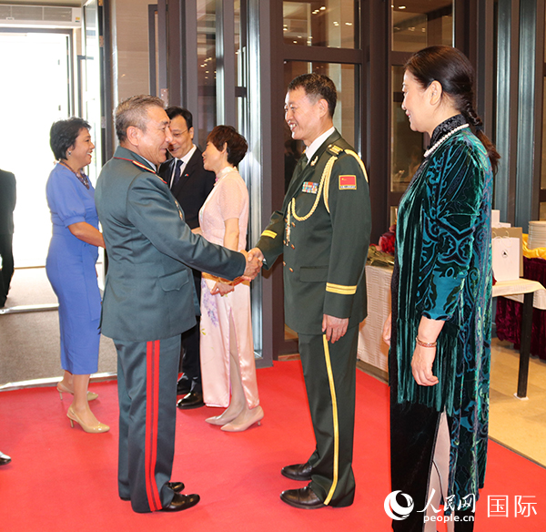 國防武官胡德君大校迎接賓客。人民網(wǎng)記者李強(qiáng)攝