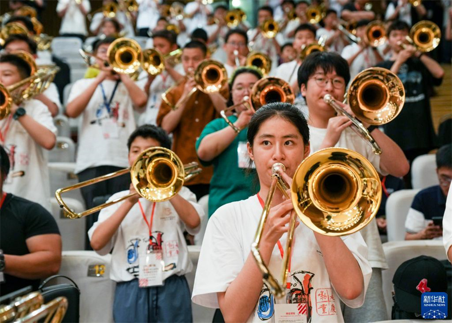 8月1日，在第九屆中國國際低音銅管藝術(shù)節(jié)的一場(chǎng)公益大師課上，低音銅管樂器愛好者在練習(xí)長(zhǎng)號(hào)。新華社記者 劉潺 攝