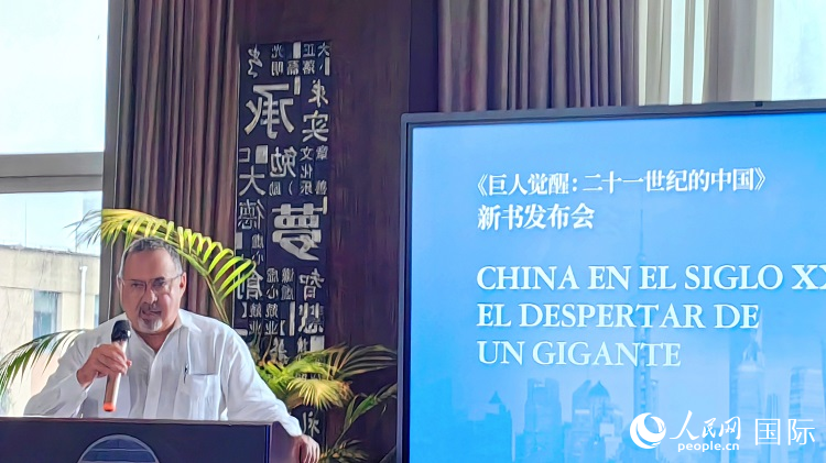 羅德里格斯博士現(xiàn)場介紹著作。吳志華攝