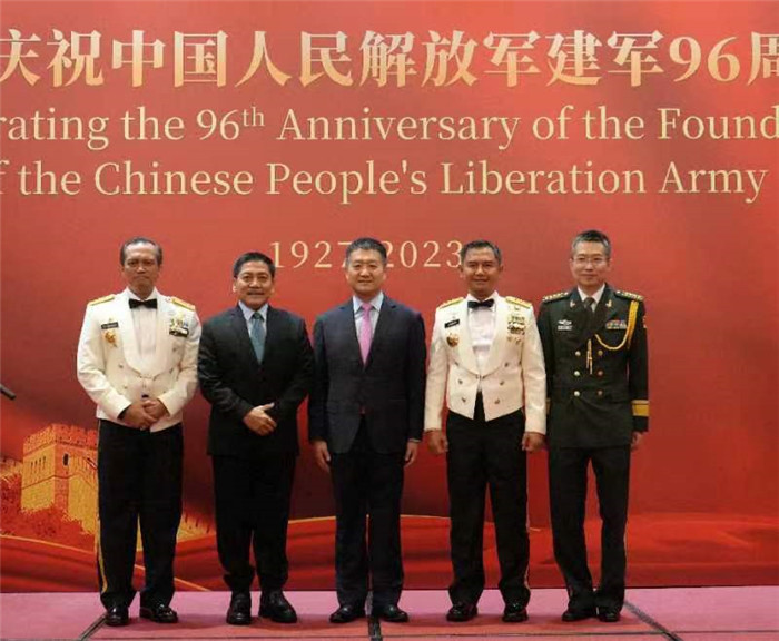 圖為陸慷大使與印尼貴賓合影。中國駐印度尼西亞使館供圖