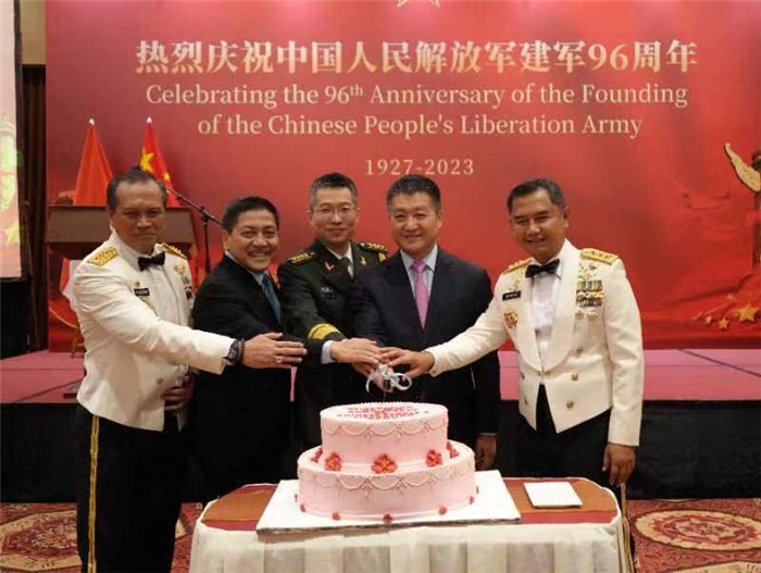 圖為陸慷大使與印尼貴賓共切生日蛋糕。中國駐印度尼西亞使館供圖