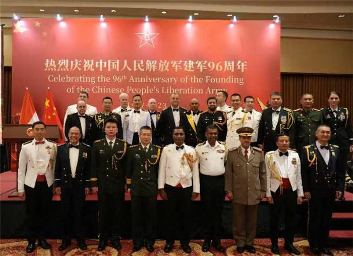 圖為徐勝武官與參加招待會的各國武官、武官處代表合影。中國駐印度尼西亞使館供圖