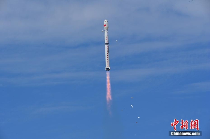 8月3日11時47分，中國在酒泉衛(wèi)星發(fā)射中心用長征四號丙遙四十四運載火箭，成功發(fā)射風云三號06星，衛(wèi)星順利進入預定軌道，任務取得圓滿成功。該衛(wèi)星將接替在軌超期服役的風云三號C星，探測數(shù)據(jù)主要用于天氣預報、大氣化學和氣候變化監(jiān)測業(yè)務及研究。汪江波 攝