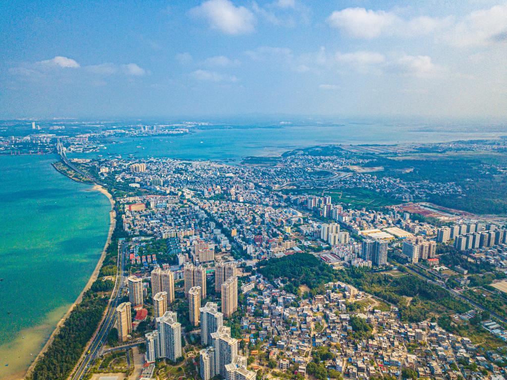 這是海南自貿(mào)港重點(diǎn)園區(qū)——洋浦經(jīng)濟(jì)開(kāi)發(fā)區(qū)所在的環(huán)新英灣地區(qū)（無(wú)人機(jī)照片，2023年2月26日攝）。新華社記者 蒲曉旭 攝