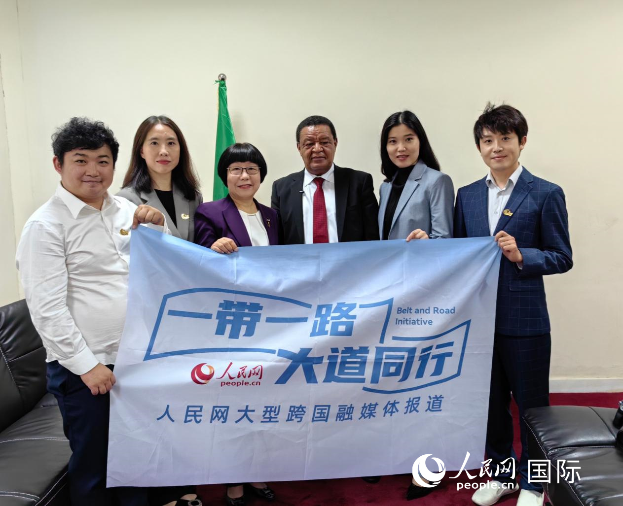 穆拉圖·特肖梅與人民網(wǎng)記者合影。