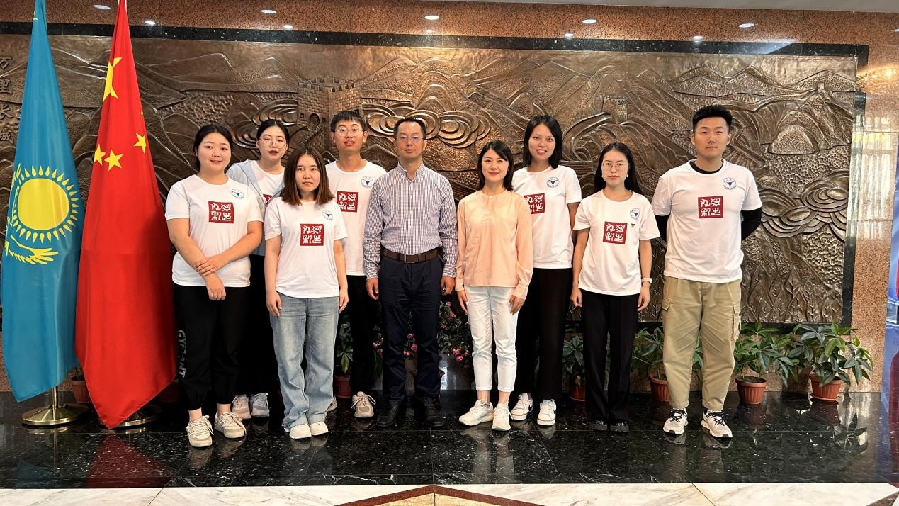 浙江大學(xué)實(shí)踐團(tuán)拜訪中國駐阿拉木圖總領(lǐng)館。浙江大學(xué)供圖