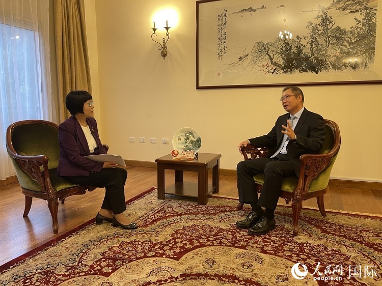 胡長春大使（圖右）接受人民網(wǎng)記者唐維紅采訪。人民網(wǎng)記者 趙艷紅攝