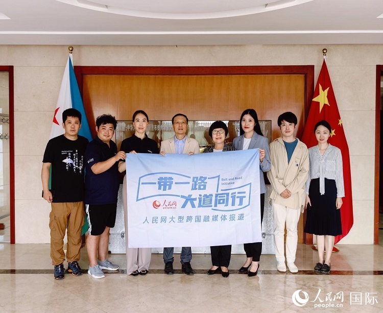 胡斌大使（左四）、使館工作人員與人民網(wǎng)記者合影。