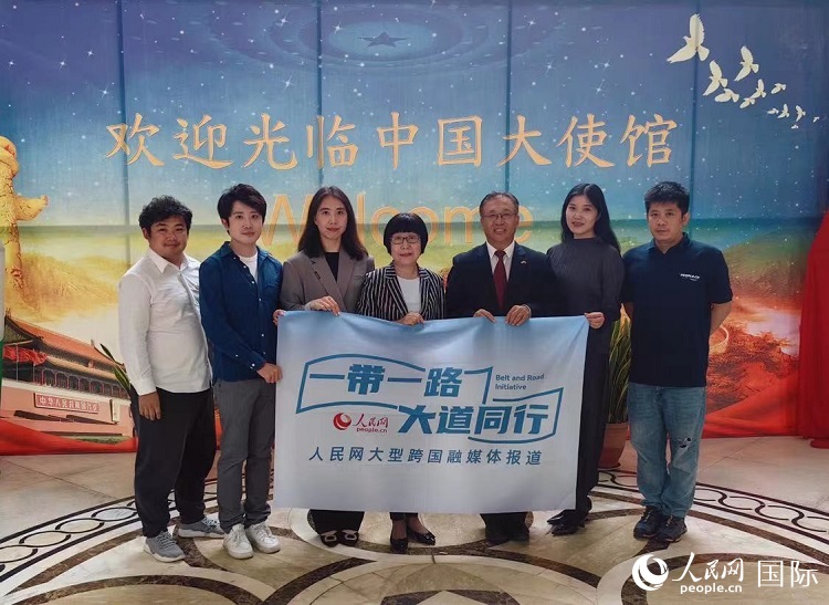 崔建春大使（右三）與人民網(wǎng)記者合影。