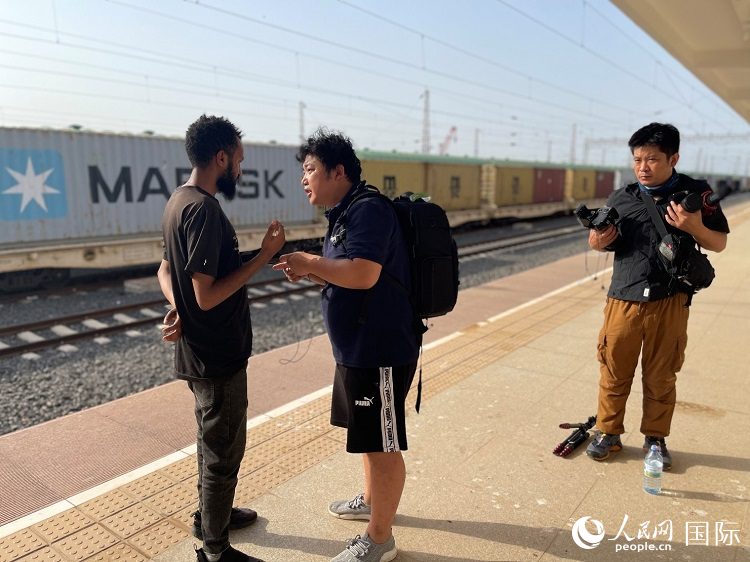 亞吉鐵路吉布提線工作人員介紹列車運營情況。人民網(wǎng)記者 趙艷紅攝