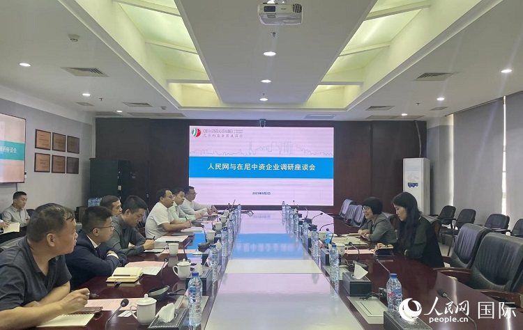 尼日利亞中國商會企業(yè)代表與人民網(wǎng)記者座談。