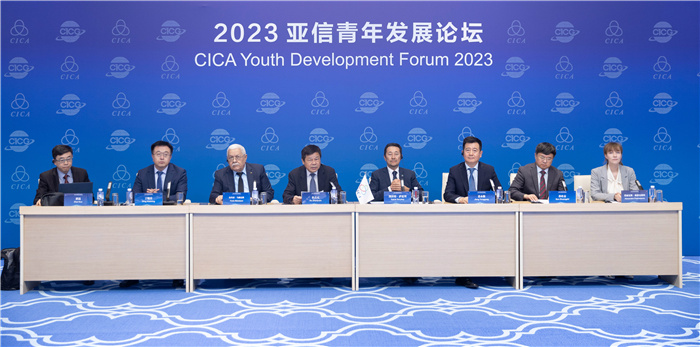 2023亞信青年發(fā)展論壇嘉賓發(fā)言現(xiàn)場。人民畫報供圖