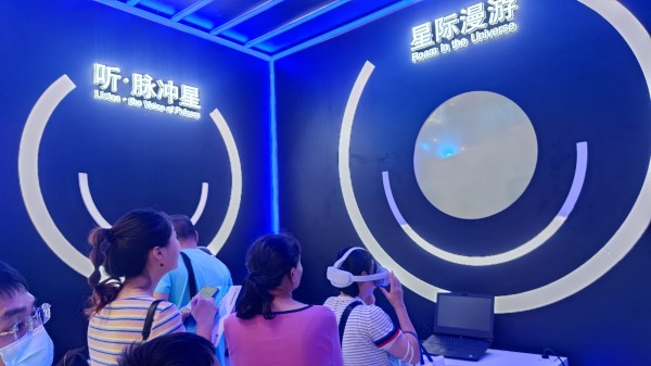 9月2日，貴州展館里觀眾排隊(duì)體驗(yàn)VR。受訪者供圖