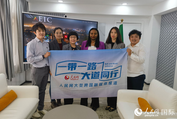 萊利斯（右三）、埃塞投資委中國投資顧問萬巧云（左二）與人民網(wǎng)記者合影。