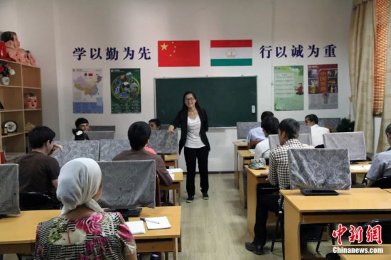 2014年，塔吉克斯坦國(guó)立民族大學(xué)的孔子學(xué)院內(nèi)，教師正在為塔吉克斯坦學(xué)生授課。田冰 攝