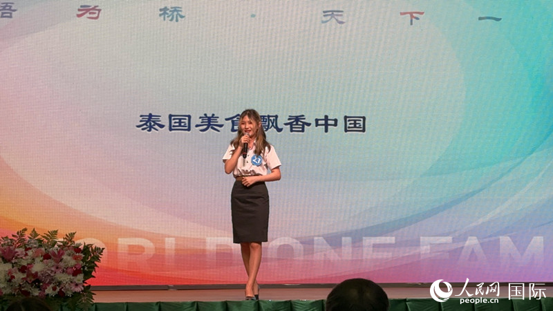 榮獲世界大學(xué)生中文比賽亞洲冠軍的泰國(guó)選手。人民網(wǎng)記者 孫廣勇攝