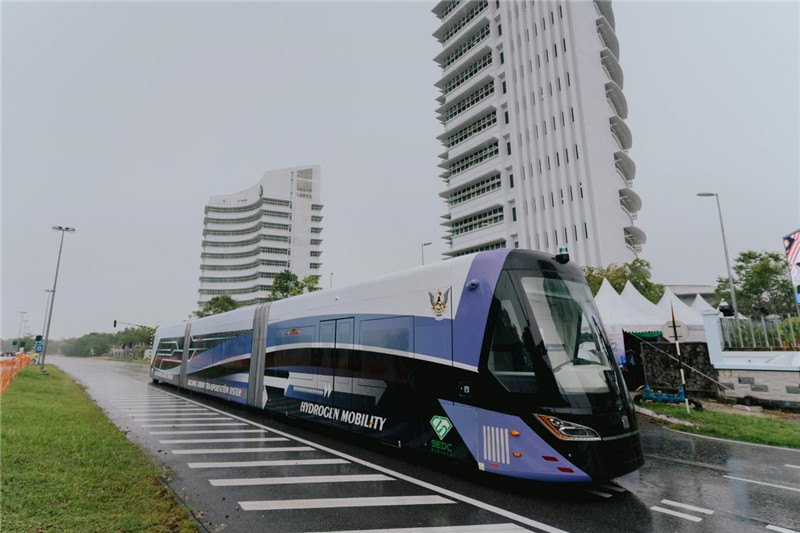 9月6日下午，由中車株洲所自主研發(fā)制造的全球首輛氫能源智軌電車正式亮相馬來西亞砂拉越州古晉市。中車株洲所供圖
