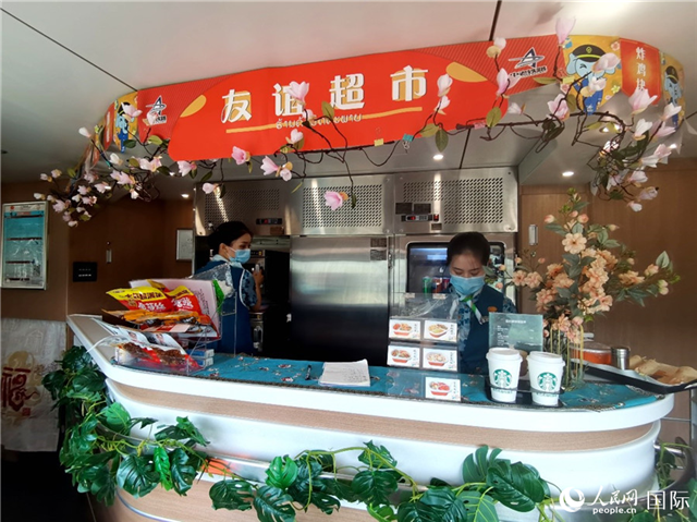 中老鐵路國際旅客列車?yán)锏摹坝颜x超市”。人民網(wǎng) 杜明明攝
