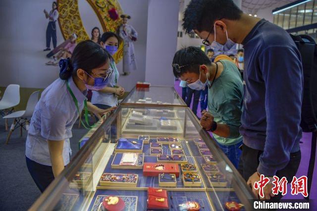 資料圖：民眾選購(gòu)金飾品。駱云飛 攝