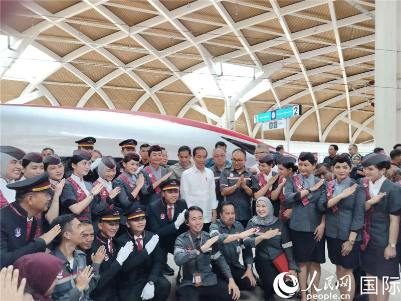 印尼總統(tǒng)佐科與雅萬高鐵乘務(wù)員及中印尼嘉賓合影。人民網(wǎng)記者 李培松攝