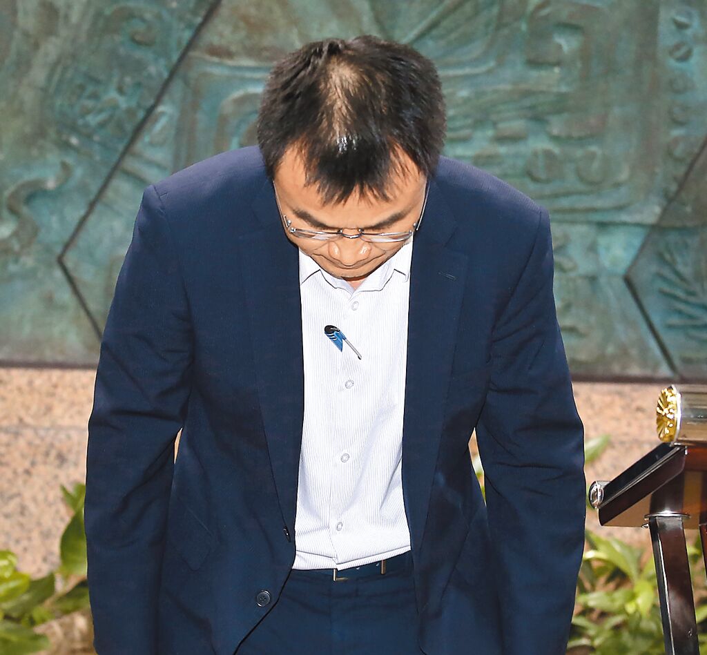 臺農(nóng)業(yè)部門負責人陳吉仲19日傍晚舉行記者會說明項目進口雞蛋議題，當日晚間8點在臉書上宣布辭職。 圖片來源：臺灣“中時新聞網(wǎng)”