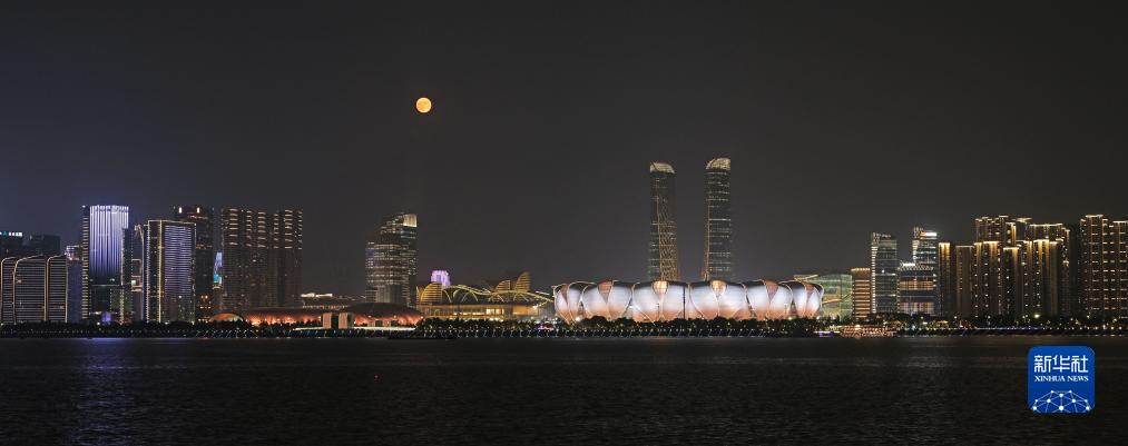 這是9月29日在杭州拍攝的杭州奧體中心體育場和滿月。新華社發(fā)（李忠攝）