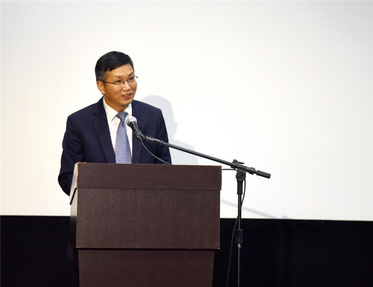 中國駐圣保羅總領(lǐng)事余鵬在開幕活動中致辭。 圣保羅州立大學(xué)孔子學(xué)院供圖