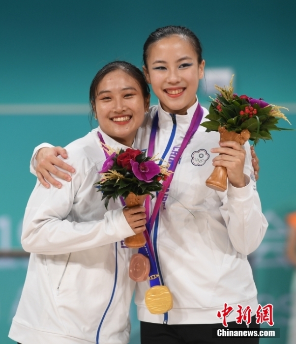 10月7日，杭州第19屆亞運(yùn)會(huì)輪滑項(xiàng)目女子花樣輪滑單人滑長(zhǎng)節(jié)目決賽在錢(qián)塘輪滑中心舉行。結(jié)合短節(jié)目決賽成績(jī)，中國(guó)臺(tái)北選手洪筱晴(左)以94.38分的總成績(jī)奪得女子花樣輪滑單人滑冠軍，中國(guó)臺(tái)北選手張致如(右)獲得季軍。<a target='_blank' href='/'><p  align=
