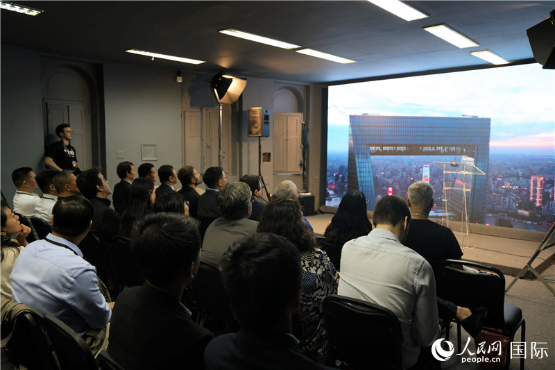 與會嘉賓在現(xiàn)場觀看“中國影視作品展播季”活動宣傳片。人民網(wǎng)記者 時元皓攝