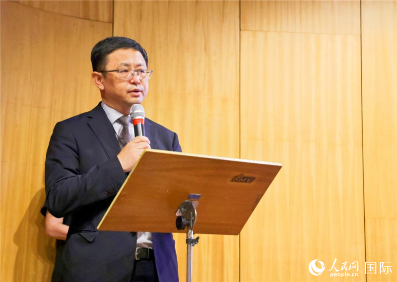 中國駐里約熱內(nèi)盧總領事館商務參贊徐元勝發(fā)表致辭。人民網(wǎng)記者 陳海琪攝