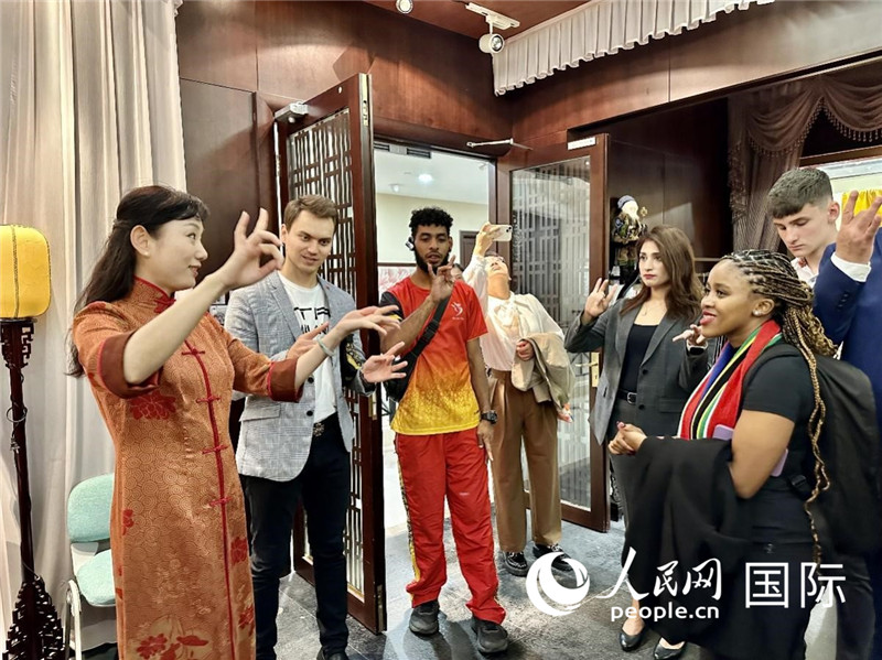 國際民間人士代表團參觀古北市民中心昆曲教室。人民網(wǎng)記者 周雨攝