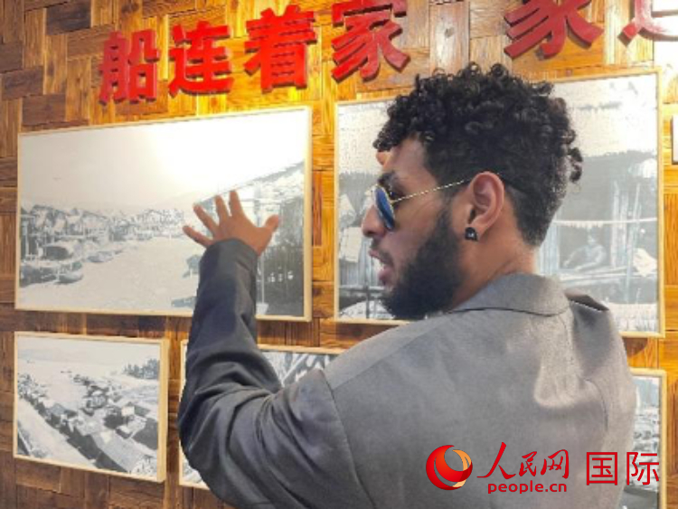 巴布亞新幾內(nèi)亞乒乓球國家隊隊員羅伊在福建省寧德市下歧村參觀。人民網(wǎng)記者 張榮攝