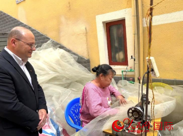 馬耳他瑪格麗特中學(xué)“中國角”教師馬丁·阿佐帕迪在福建省寧德市下歧村參觀。人民網(wǎng)記者 周雨攝