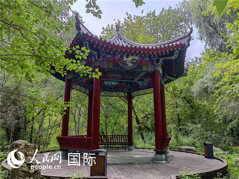 莫斯科中國(guó)貿(mào)易中心的中式園林“華銘園”一角。人民網(wǎng)記者 申亞欣攝