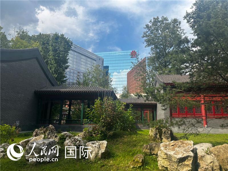 莫斯科中國(guó)貿(mào)易中心的中式園林“華銘園”一角。人民網(wǎng)記者 申佳平攝