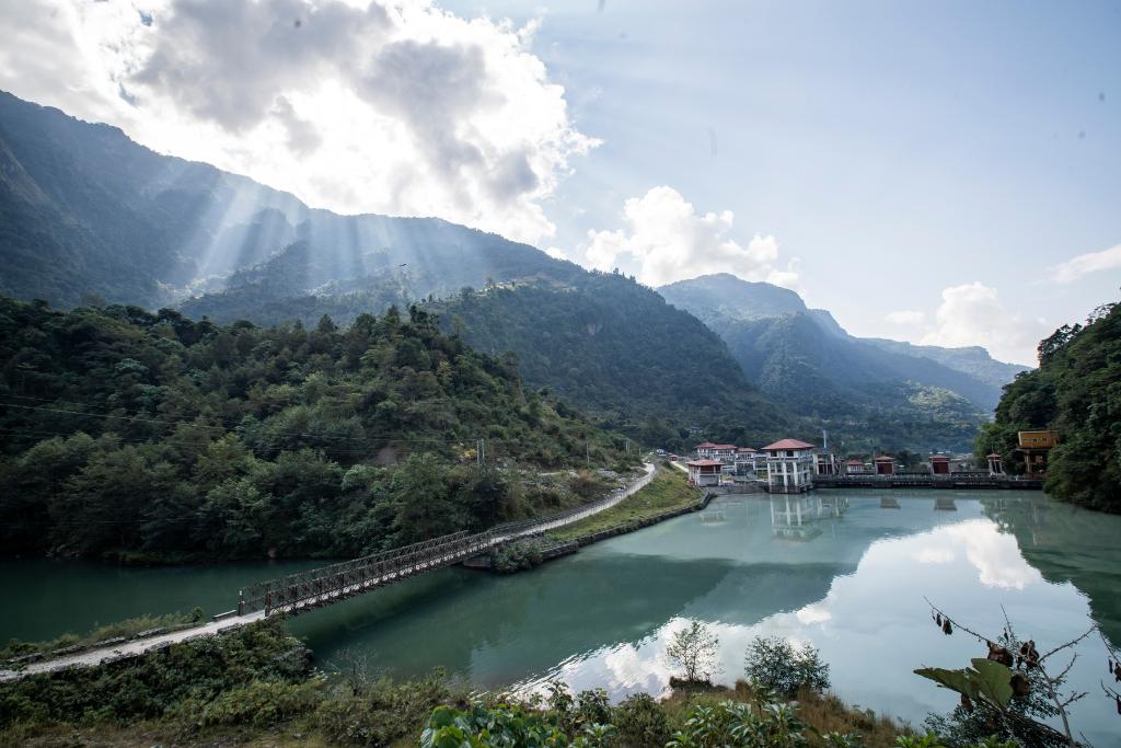這是2022年11月8日拍攝的尼泊爾上馬相迪A水電站大壩。上馬相迪A水電站位于尼泊爾西部勒姆宗縣，2013年1月開工建設(shè)，2017年1月1日投入商業(yè)運(yùn)營(yíng)。該水電站投入運(yùn)營(yíng)以來，極大緩解了尼泊爾電力緊缺局面。新華社發(fā)（哈里·馬哈爾詹 攝）