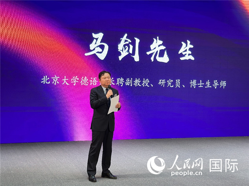 北京大學(xué)德語系長聘副教授馬劍點評學(xué)生表現(xiàn)。（攝影：張麗鷗）