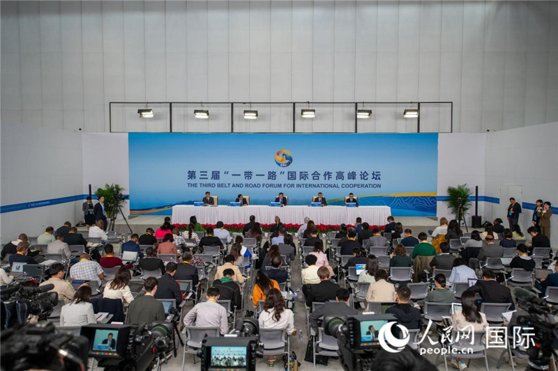 10月16日，第三屆“一帶一路”國(guó)際合作高峰論壇新聞中心在北京國(guó)家會(huì)議中心舉行首場(chǎng)吹風(fēng)會(huì)，邀請(qǐng)自然資源部國(guó)際合作司和相關(guān)單位負(fù)責(zé)人介紹有關(guān)情況，并回答記者提問(wèn)。人民網(wǎng)記者 翁奇羽攝