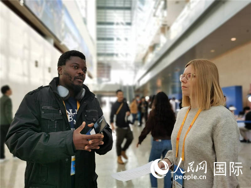 剛果（金）未來集團廣播電視部記者雨果-恩澤扎接受人民網(wǎng)采訪。人民網(wǎng) 孫鴻宇攝