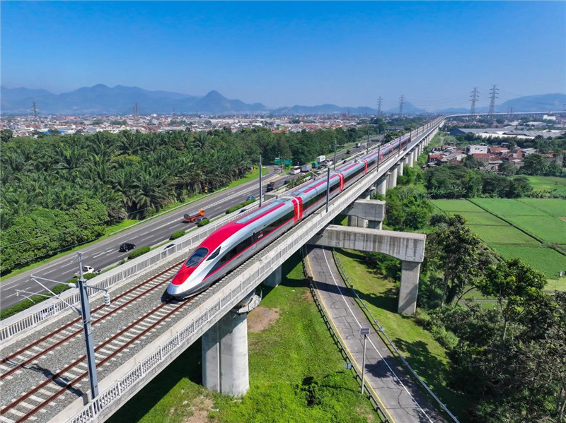 奔馳在雅萬高鐵上的動車組。中車青島四方機(jī)車車輛股份有限公司供圖