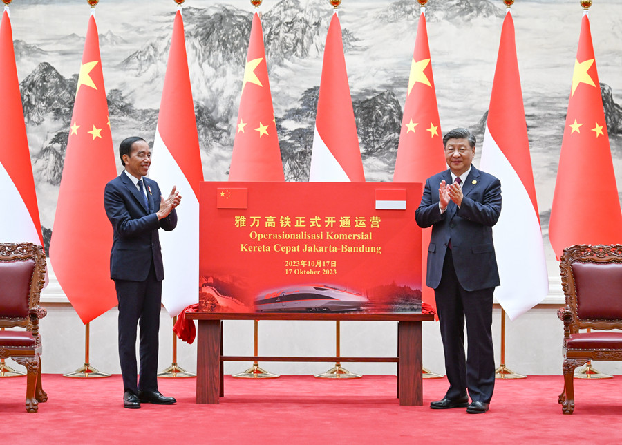 10月17日下午，國家主席習(xí)近平在北京人民大會(huì)堂同來華出席第三屆“一帶一路”國際合作高峰論壇并進(jìn)行國事訪問的印度尼西亞總統(tǒng)佐科舉行會(huì)談。會(huì)談后，兩國元首共同為雅萬高鐵正式開通運(yùn)營揭幕。
