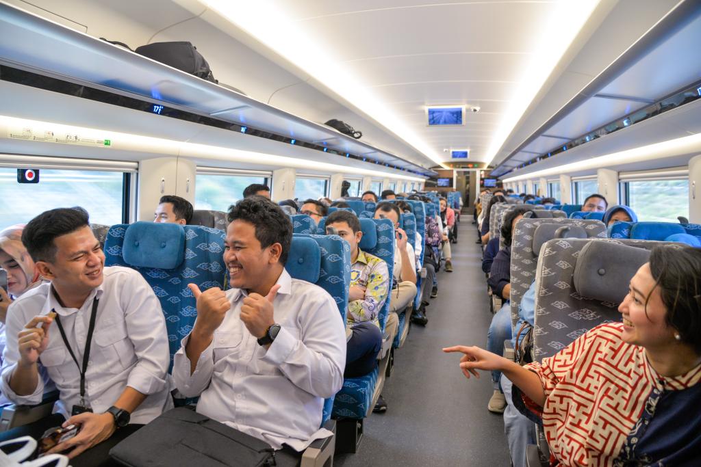 10月17日，乘客在行駛中的雅萬高鐵高速動(dòng)車組列車車廂內(nèi)交談。