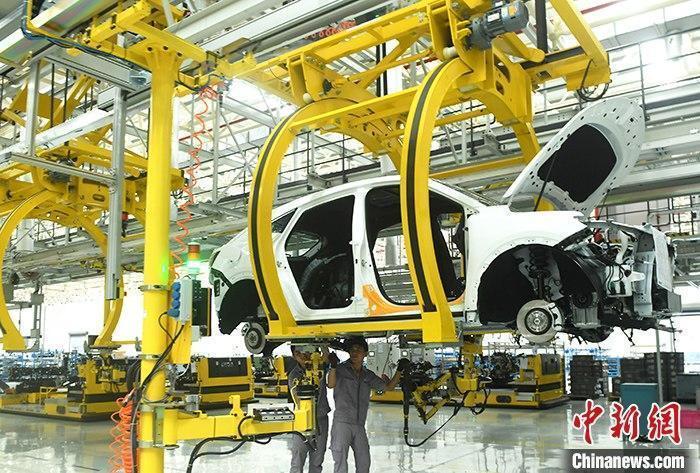 資料圖：汽車生產(chǎn)車間內(nèi)的工作人員正在組裝車輛。 <a target='_blank' href='/'><p  align=