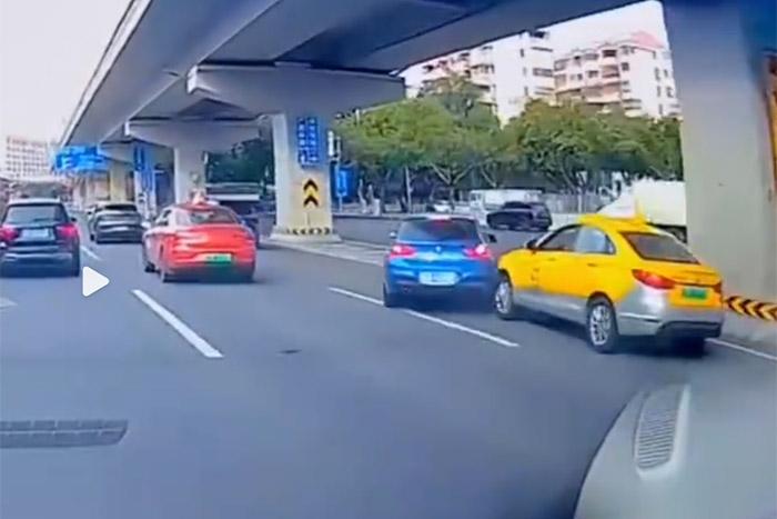 視頻截圖顯示，發(fā)生碰撞的剎那，出租車后方似乎確有車燈點(diǎn)亮。