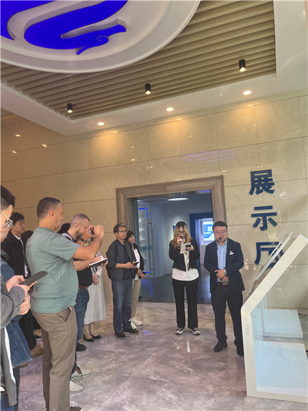 （在文瀾智谷中試產(chǎn)業(yè)基地，中外記者深入了解科技轉(zhuǎn)化情況 趙橙涔攝）