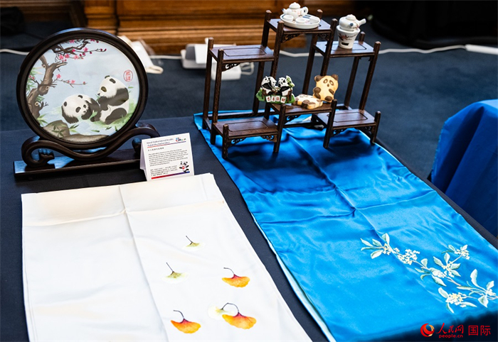 活動現(xiàn)場的現(xiàn)場文創(chuàng)展、互動體驗區(qū)、非遺區(qū)展示。人民網(wǎng) 郭錦標攝