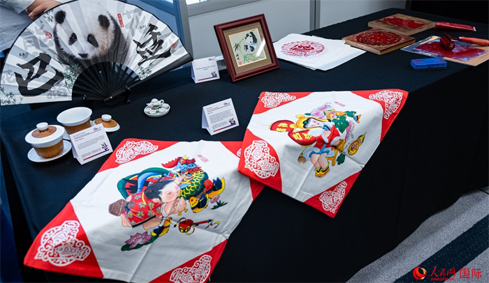 活動現(xiàn)場的現(xiàn)場文創(chuàng)展、互動體驗區(qū)、非遺區(qū)展示。人民網(wǎng) 郭錦標攝