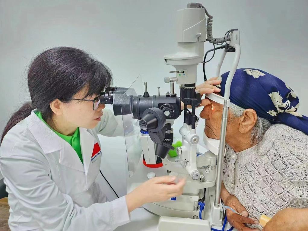 北京大學人民醫(yī)院眼科醫(yī)生鮑永珍正在為中亞白內障患者進行眼部檢查。（北京大學人民醫(yī)院供圖）