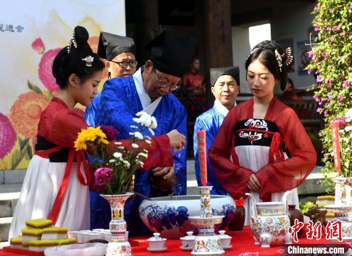 資料圖：圖為傳統(tǒng)重陽祭酒儀式?！蚊?攝